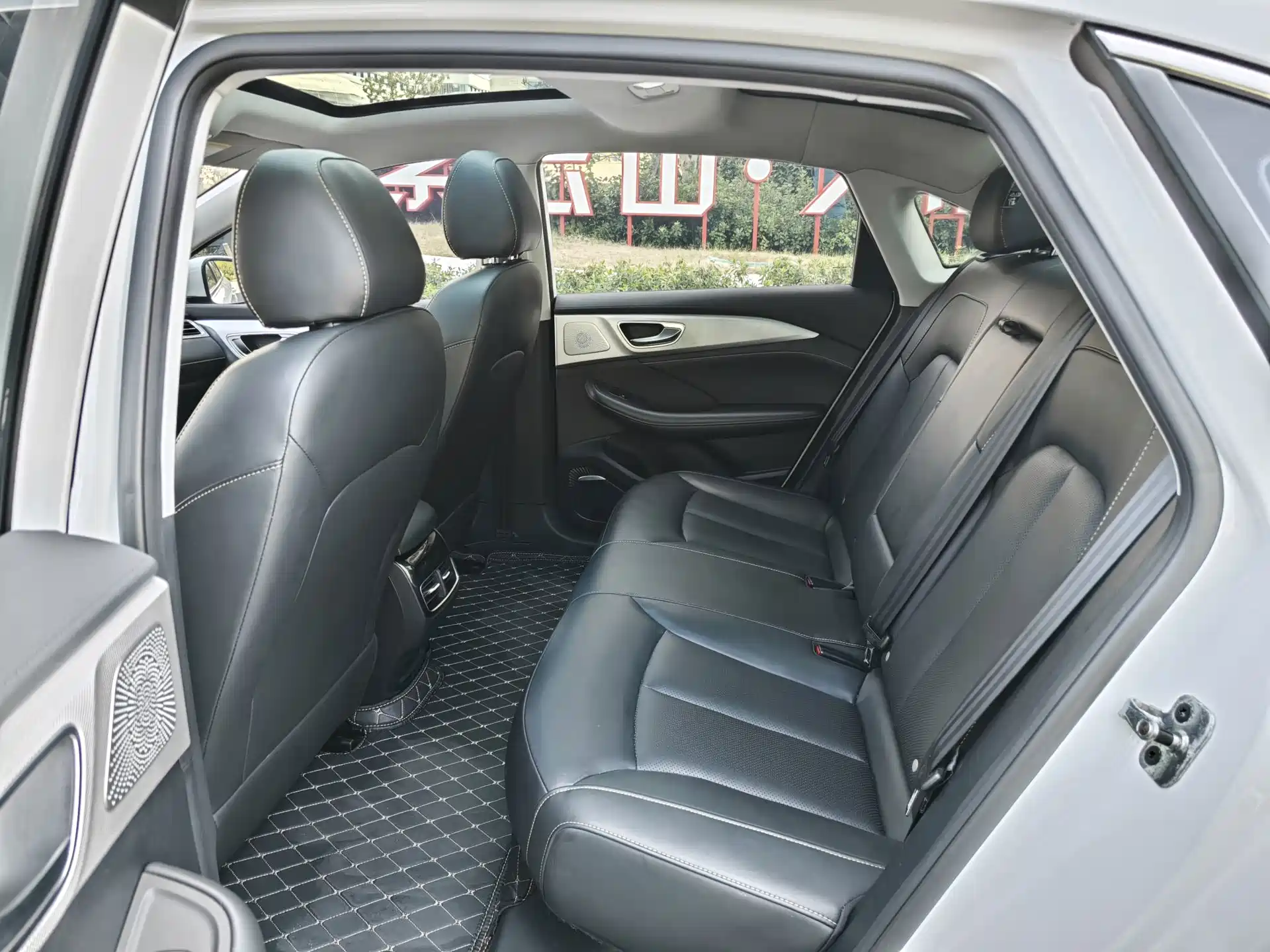 Фото 12 - Roewe i6 MAX EV