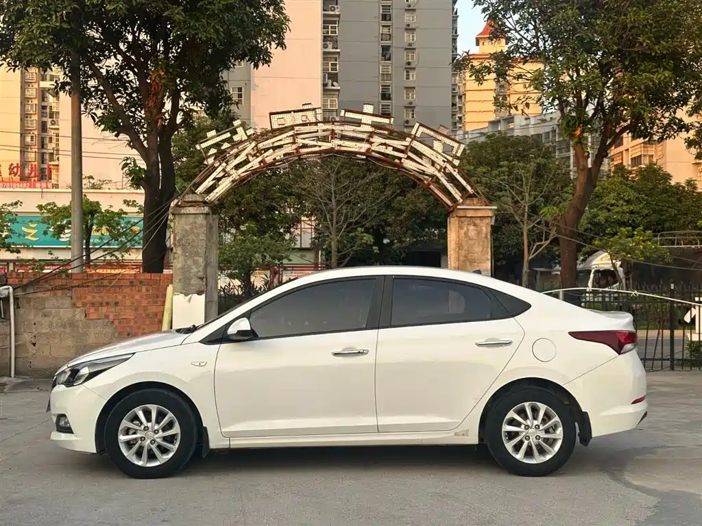 Hyundai Verna 2016 1.4L Automatic Cool Edition GLS фото 15