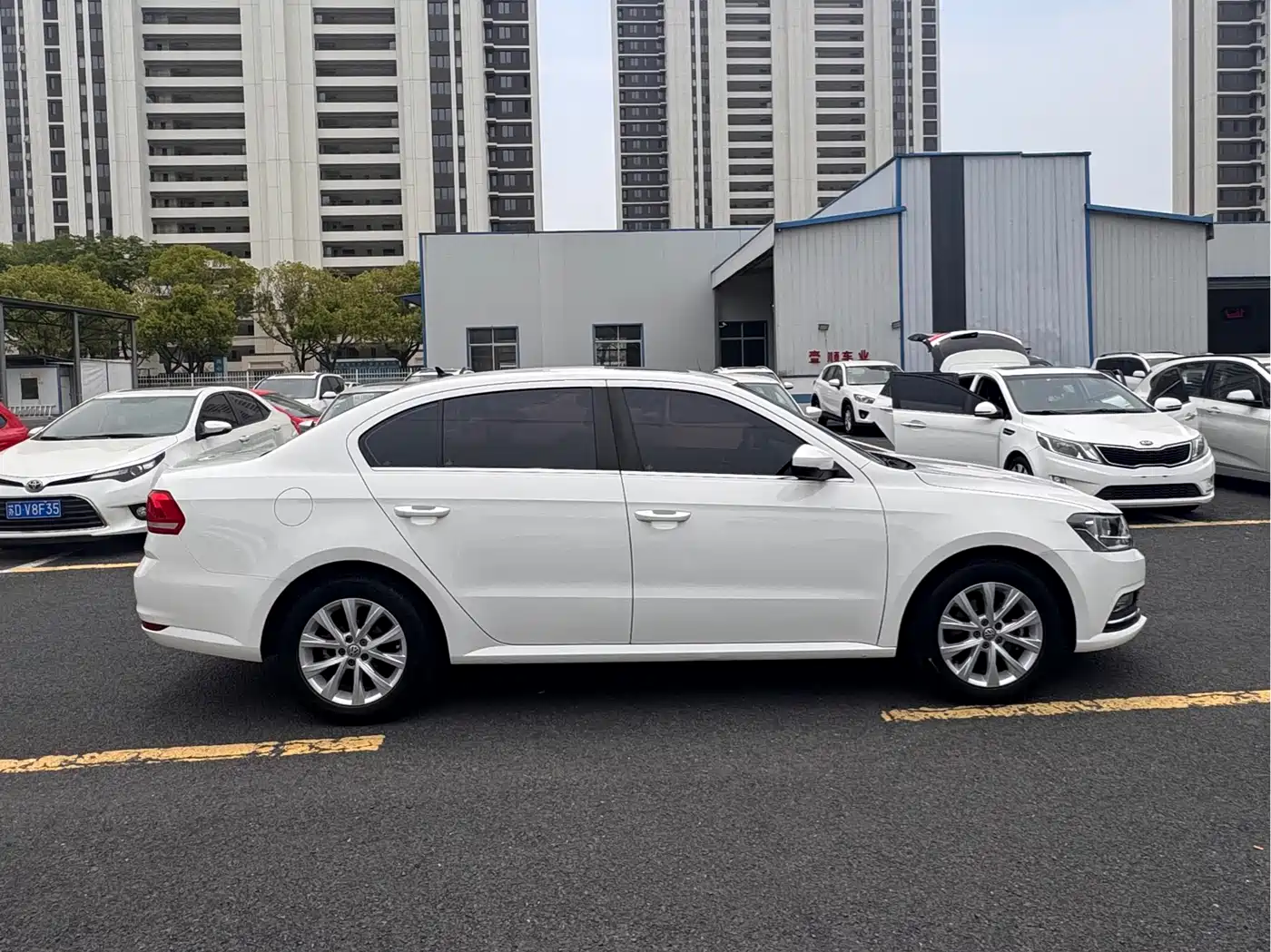 Volkswagen Lavida 2015 1.6L Automatic Comfort Edition фото 8