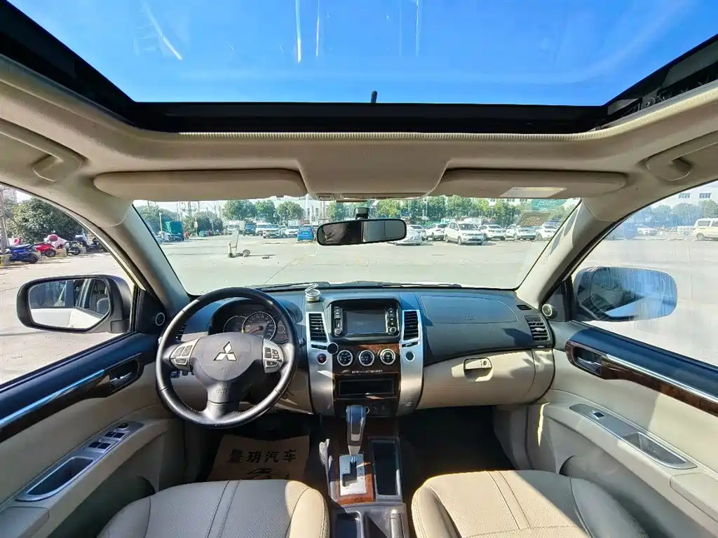 Mitsubishi Pajero Sport 2013 3.0L Automatic 2WD Luxury фото 8
