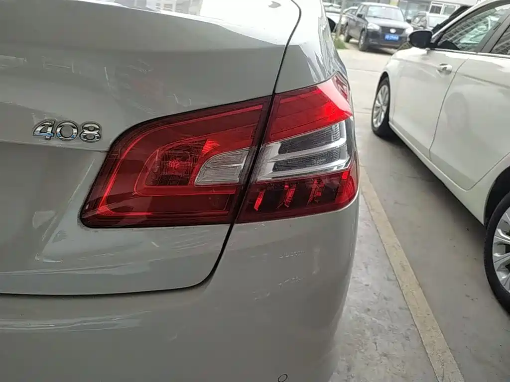 Peugeot 408 2015 Model 1.2T Automatic Luxury Edition фото 8