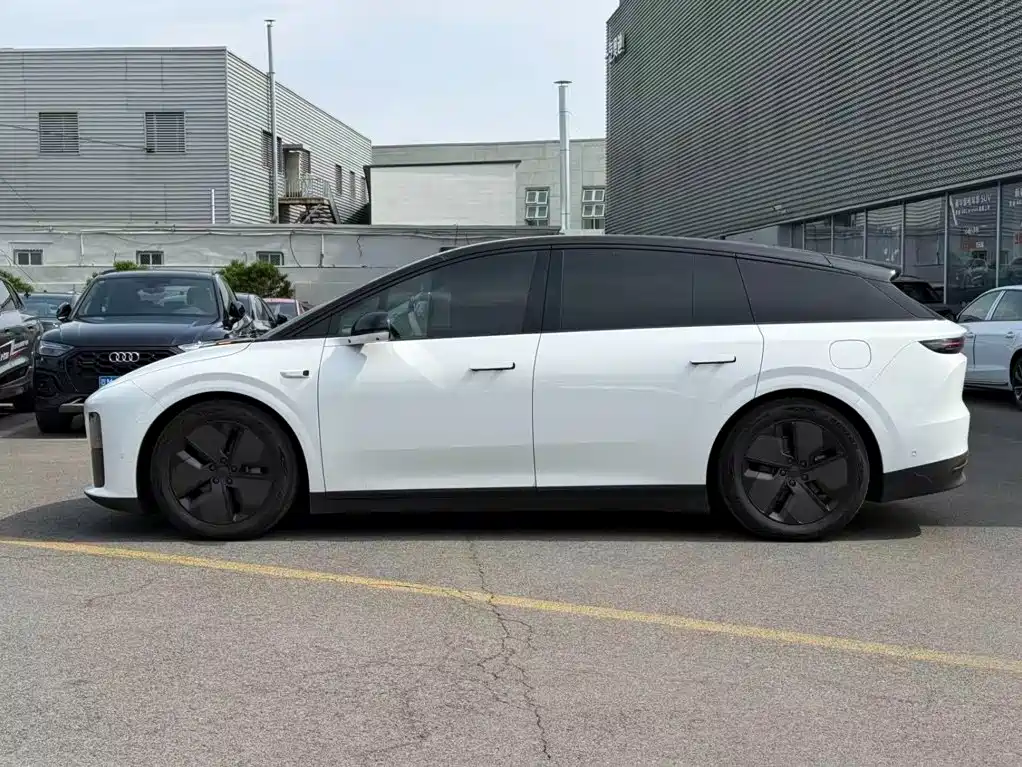 Photo 2 - Li Auto i6