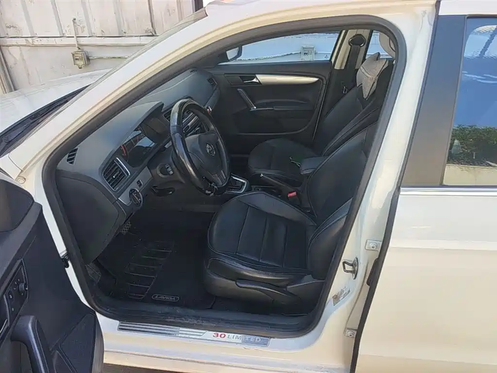 Volkswagen Lavida Tour 2014 1.4TSI Automatic 30th Anniversary Edition фото 8