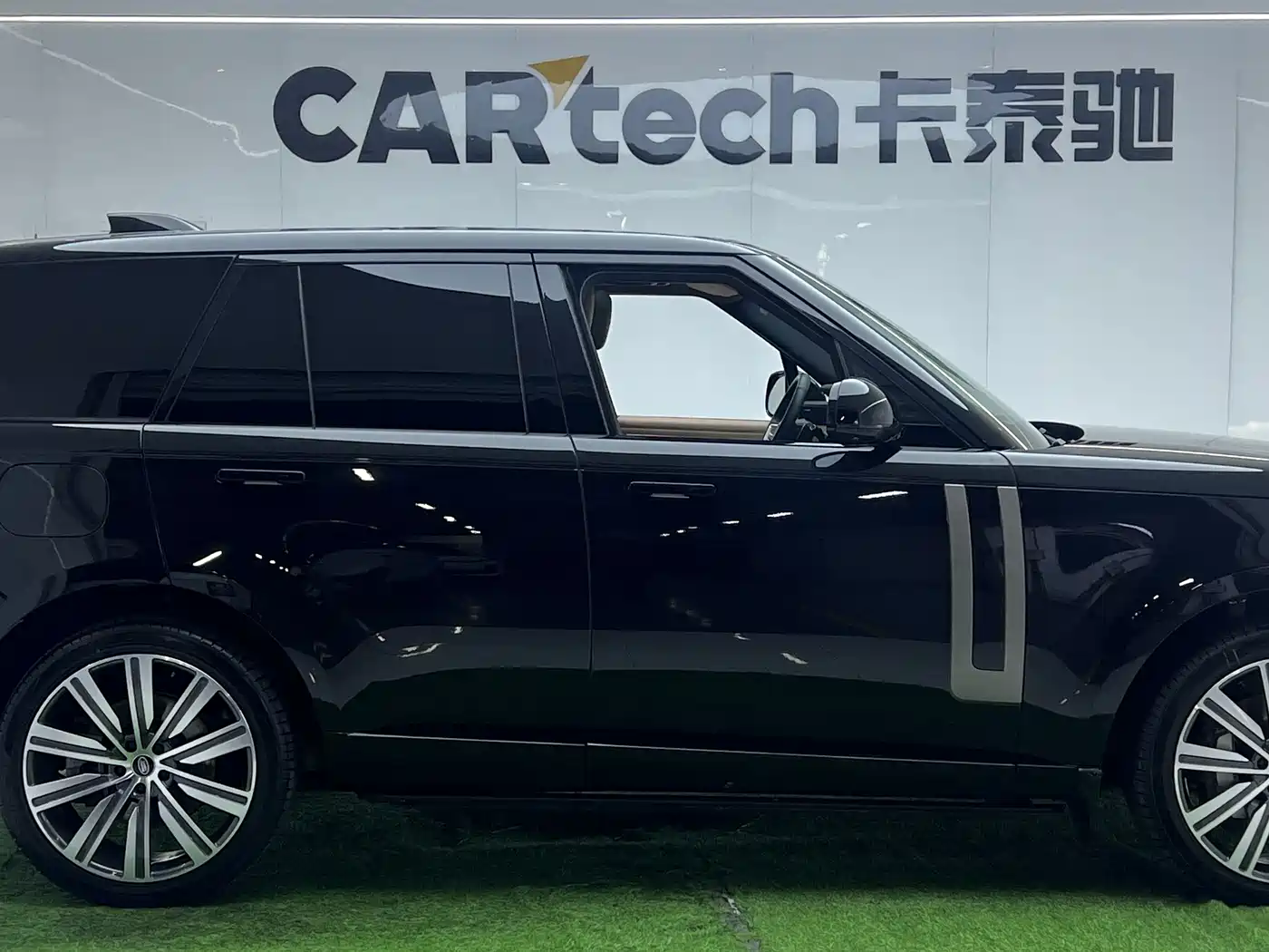 Land Rover Range Rover 2024 3.0 L6 360PS Golden Age Edition фото 6
