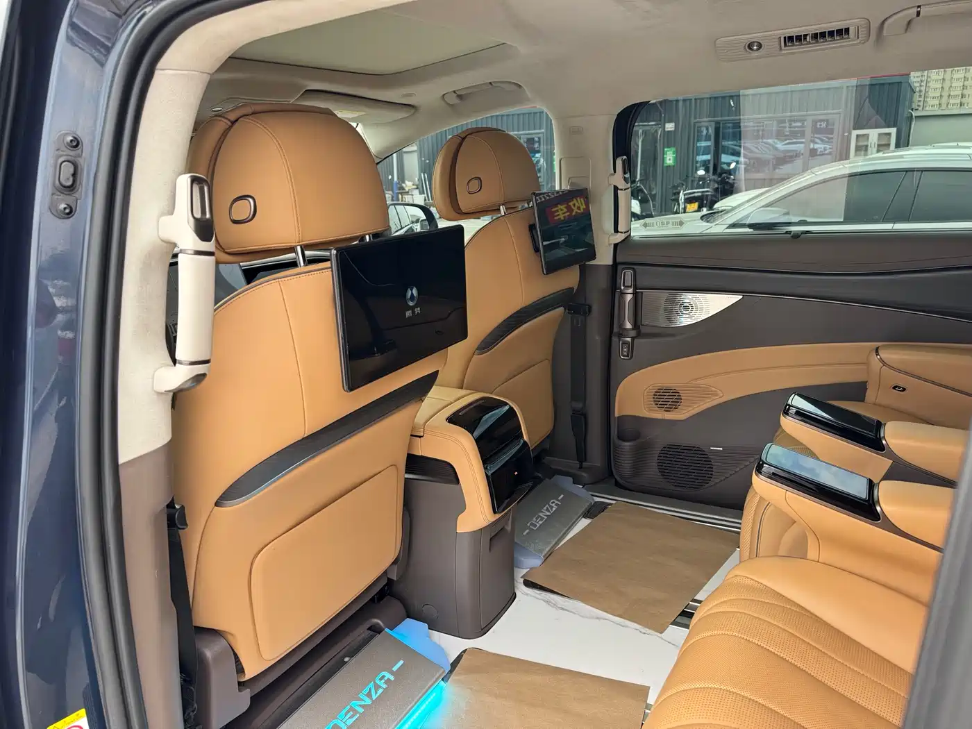 Denza D9 2022 DM-i 970 AWD Flagship фото 11