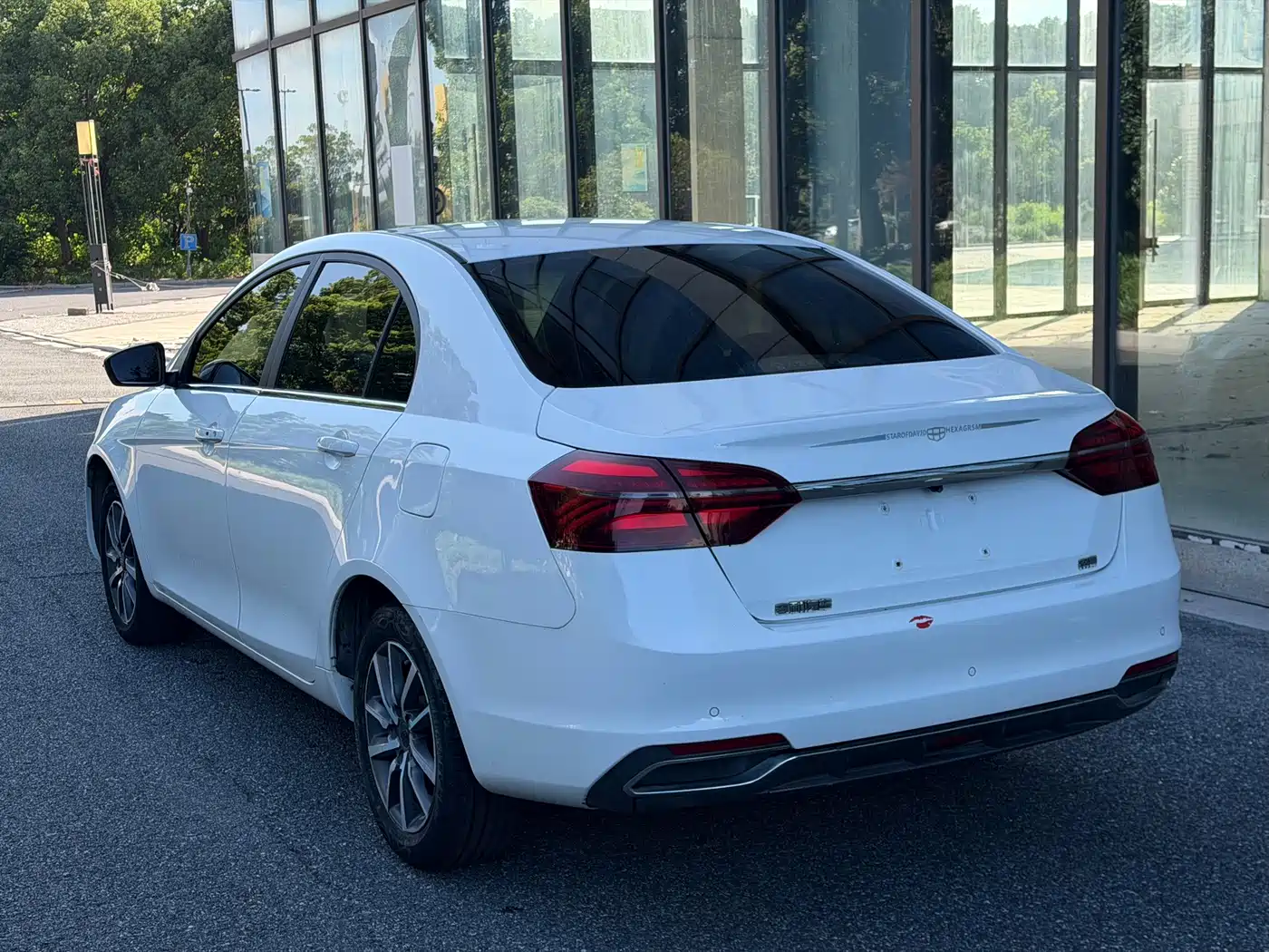 Photo 3 - Geely Emgrand