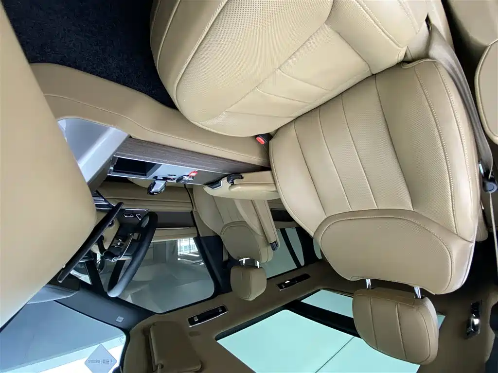 Land Rover Range Rover 2024 3.0 L6 400PS Golden Age Extended 7-Seater фото 8