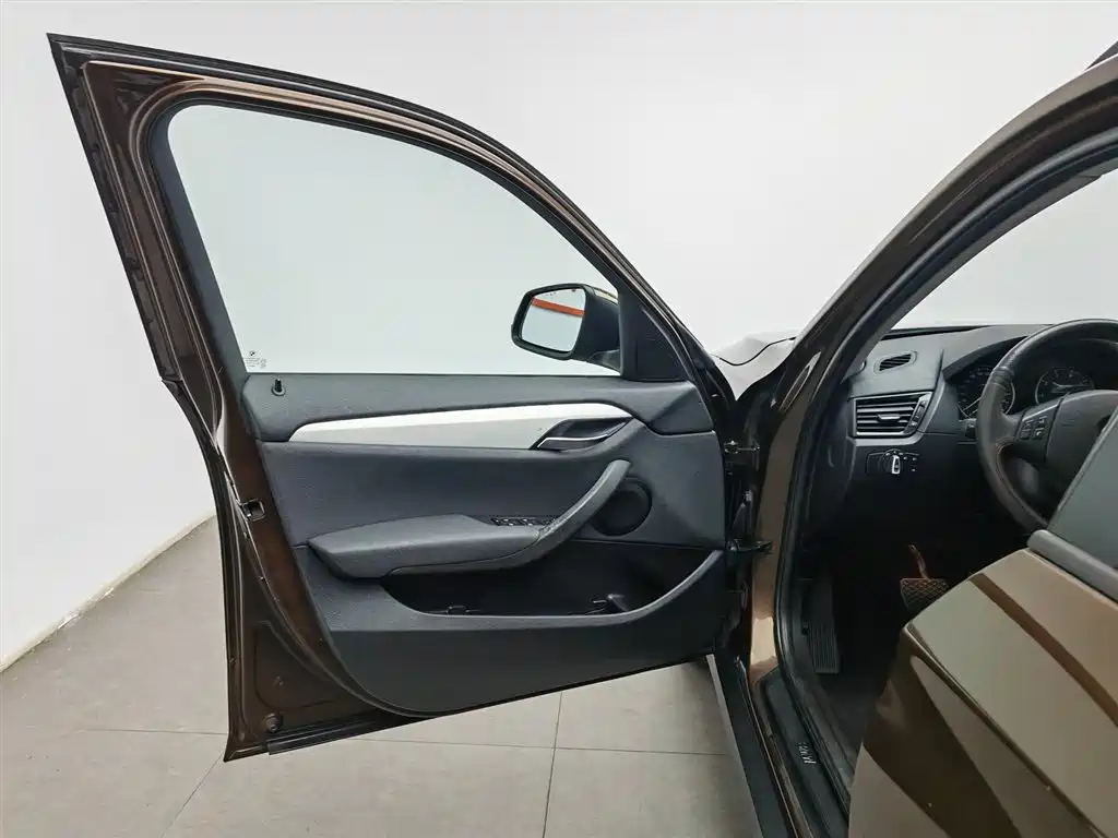 BMW X1 2013 sDrive18i Leading фото 8