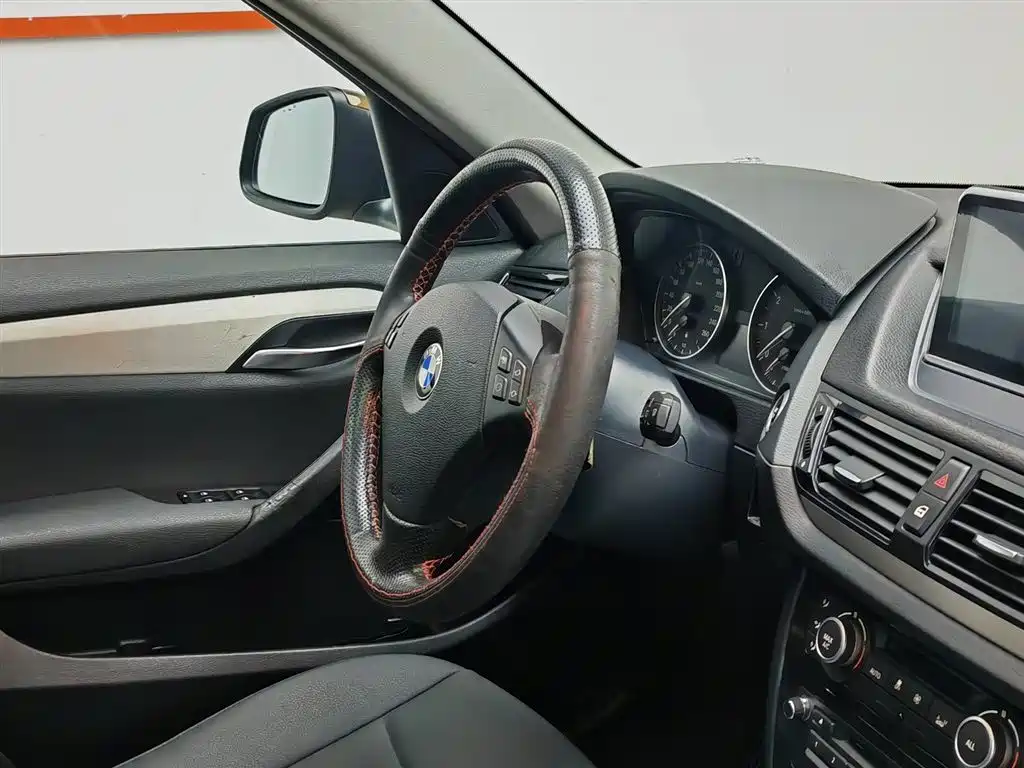 BMW X1 2013 sDrive18i Leading фото 22