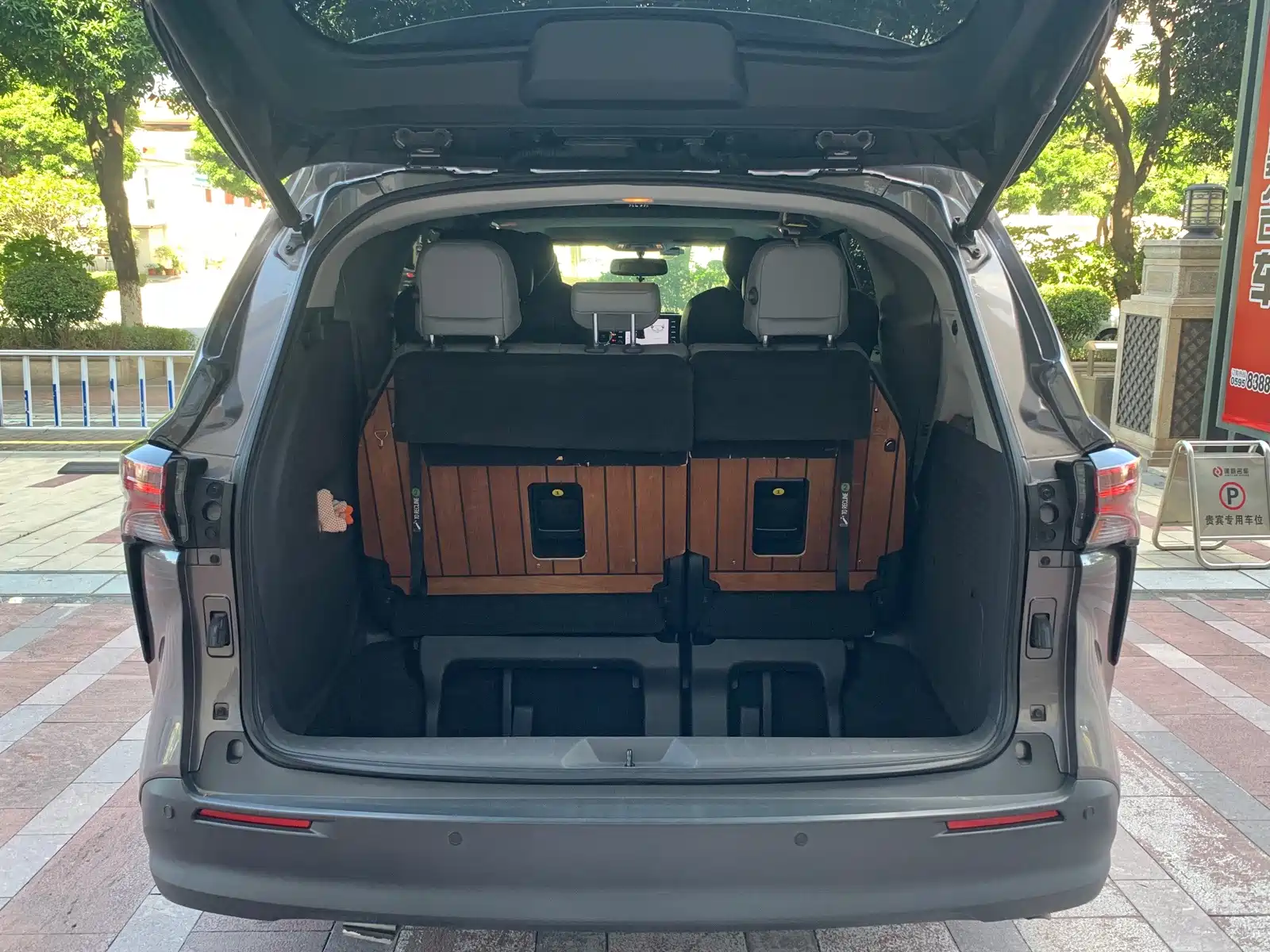 Photo 13 - Toyota Sienna