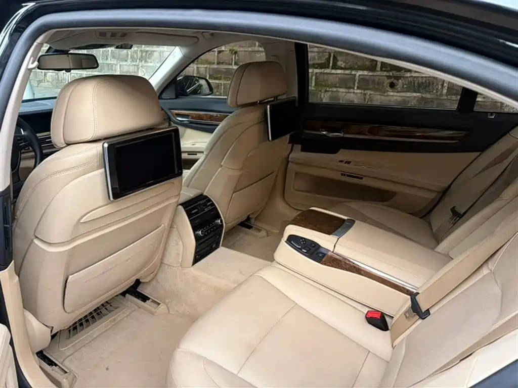 BMW 7 Series 2013 Model 740Li Luxury фото 7