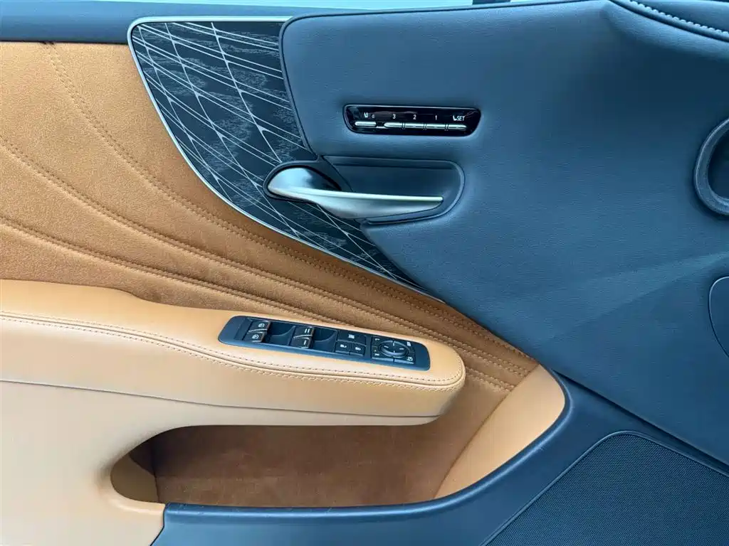 Lexus LS 2021 500h Executive Edition фото 21