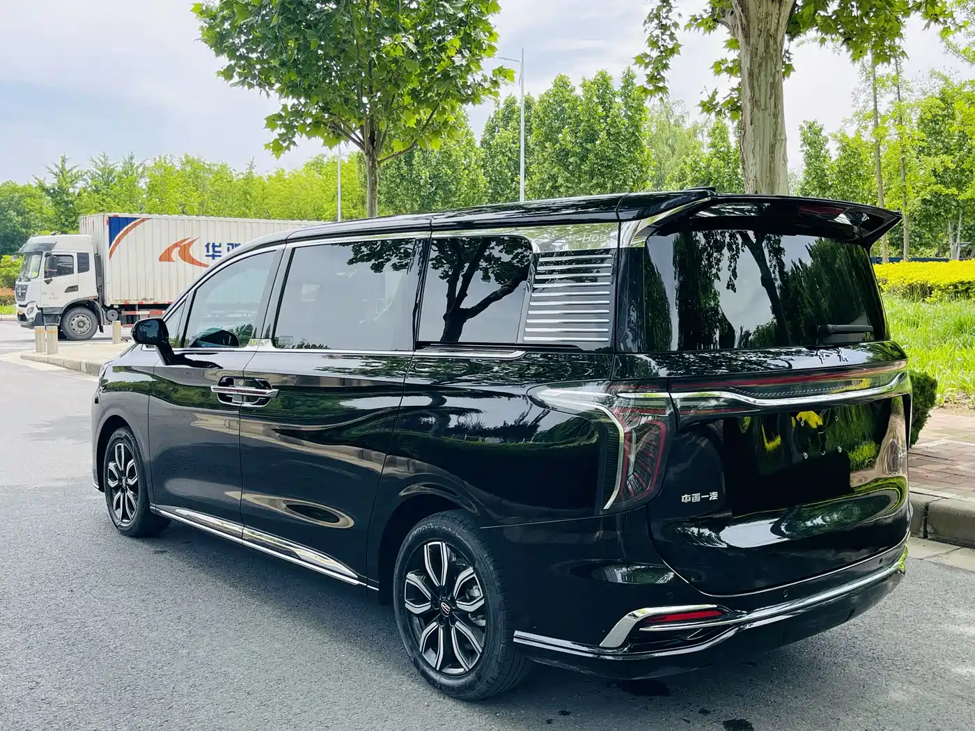 Hongqi HQ9 2023 2.0T Smart Connect Flag Enjoy Edition фото 21