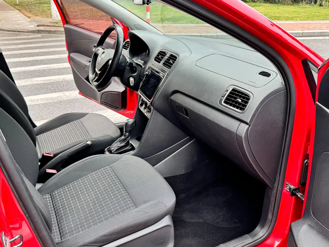 Volkswagen Polo 2016 1.6L Automatic Comfort фото 10