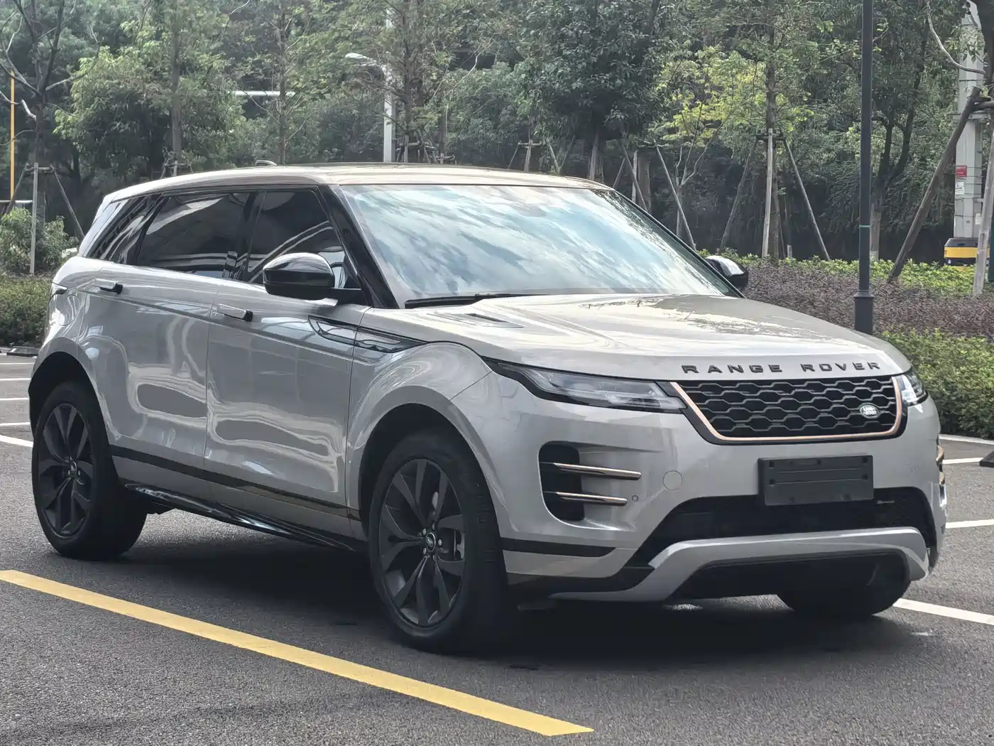 Land Rover Range Rover Evoque 2023 Range Rover Evoque L 249PS Corinthian Bronze Special Edition фото 3