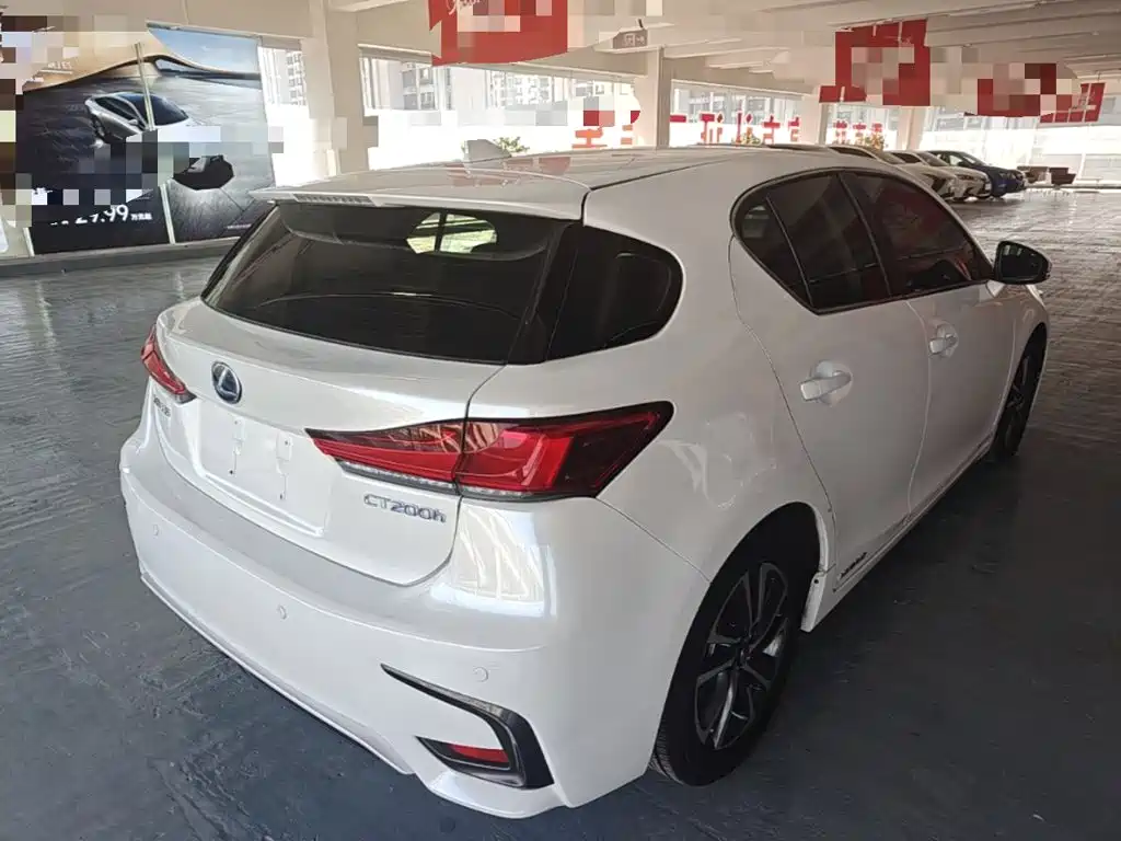 Photo 7 - Lexus CT