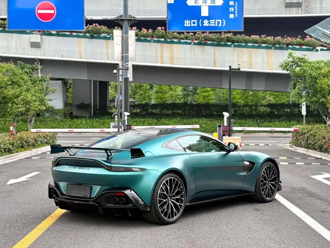 Aston Martin V8 Vantage 2022 4.0T V8 F1 Edition Coupe фото 7