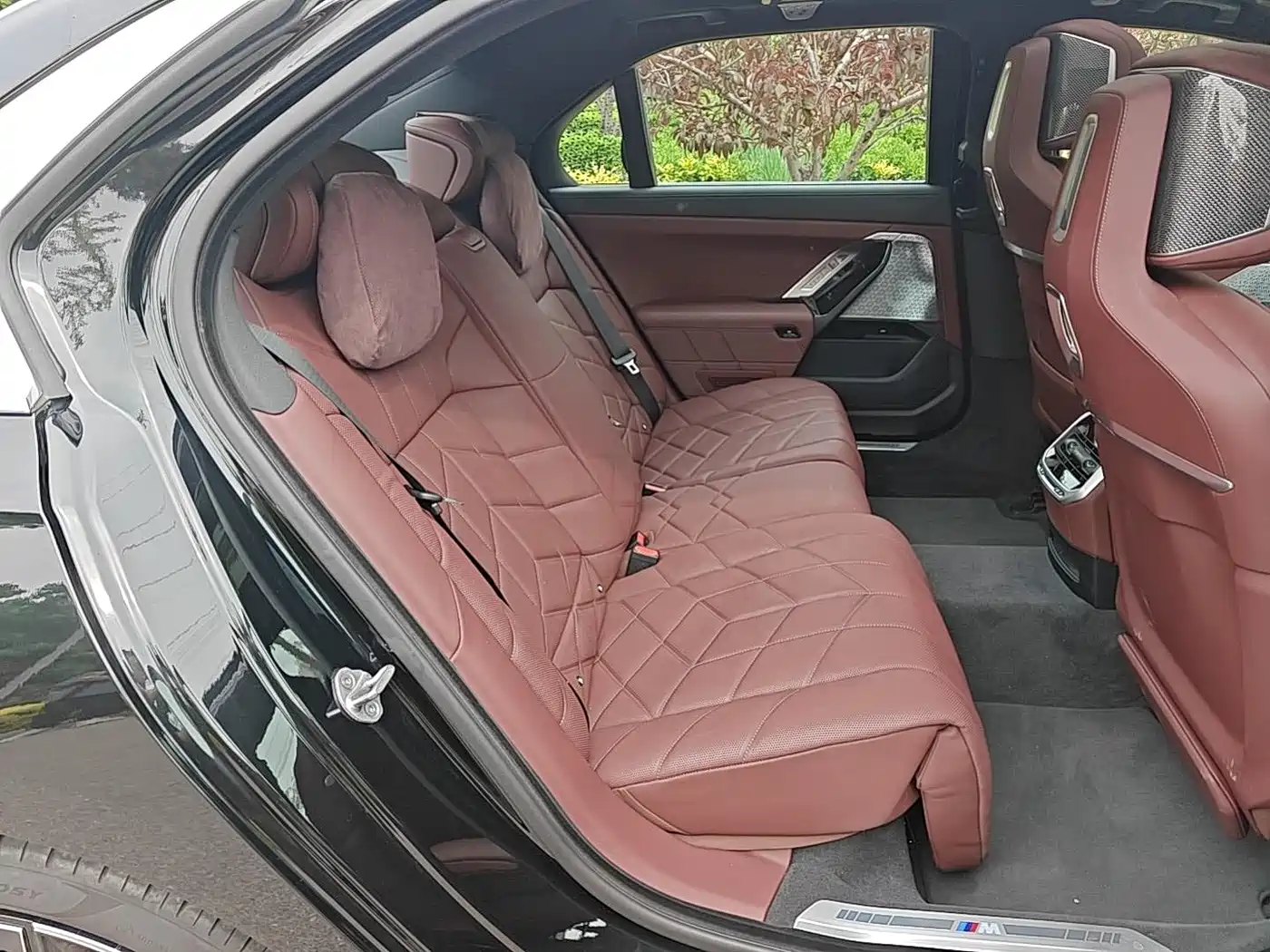 BMW 7 Series 2023 740Li Exclusive M Sport Package фото 9