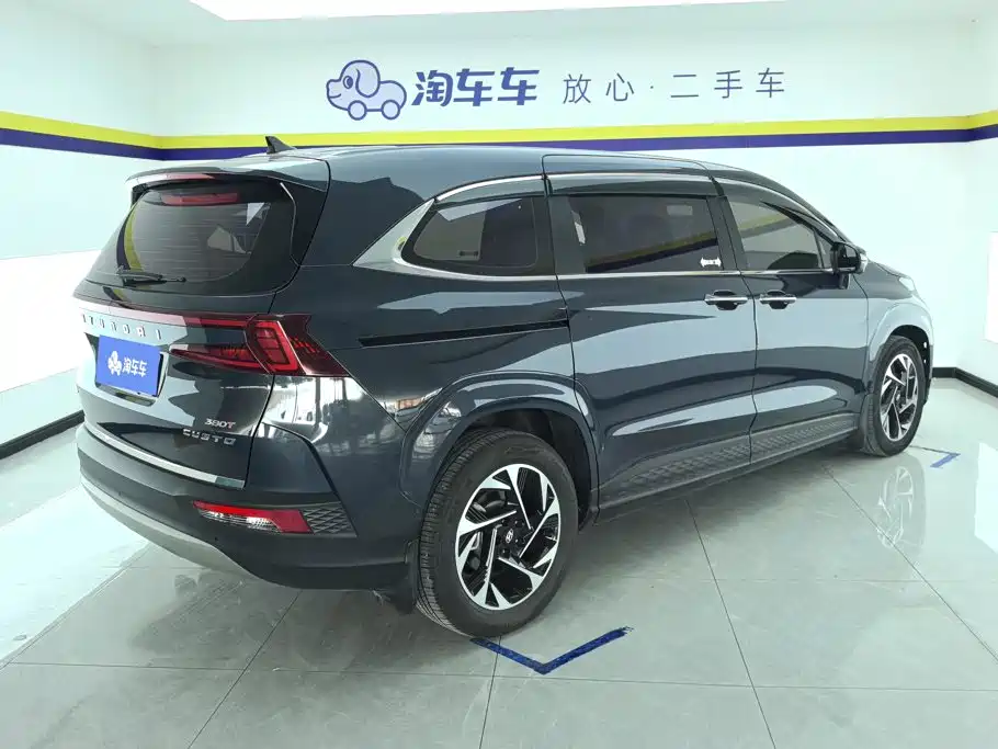 Photo 3 - Hyundai Custo