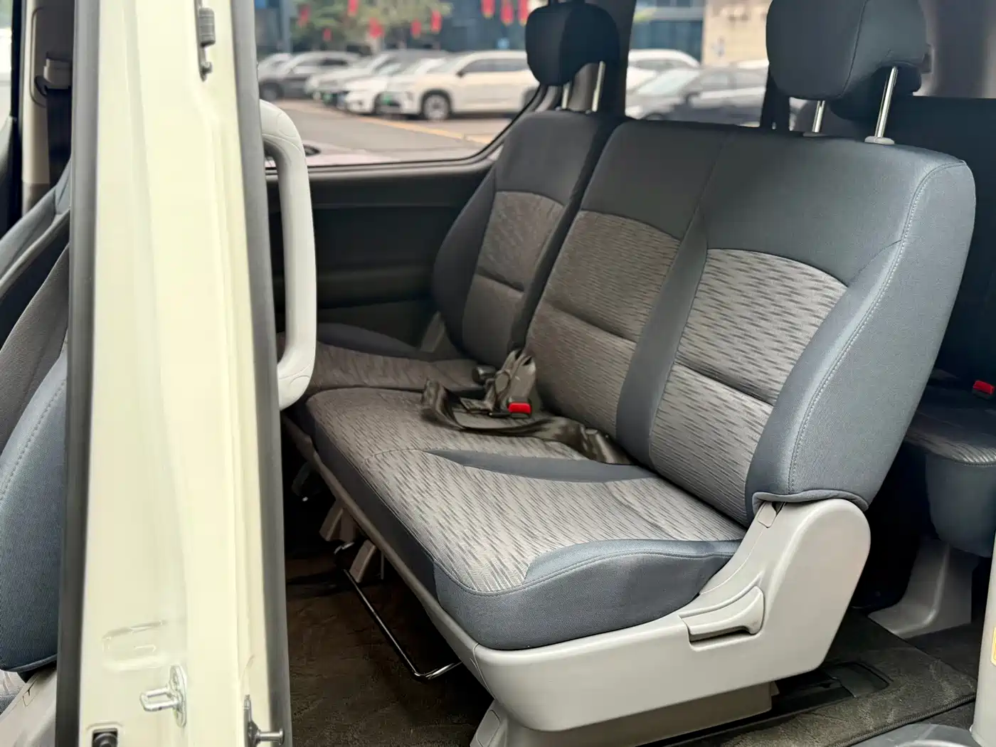 Hyundai H-1 Grand Starex 2011 2.4L Comfort Edition фото 12