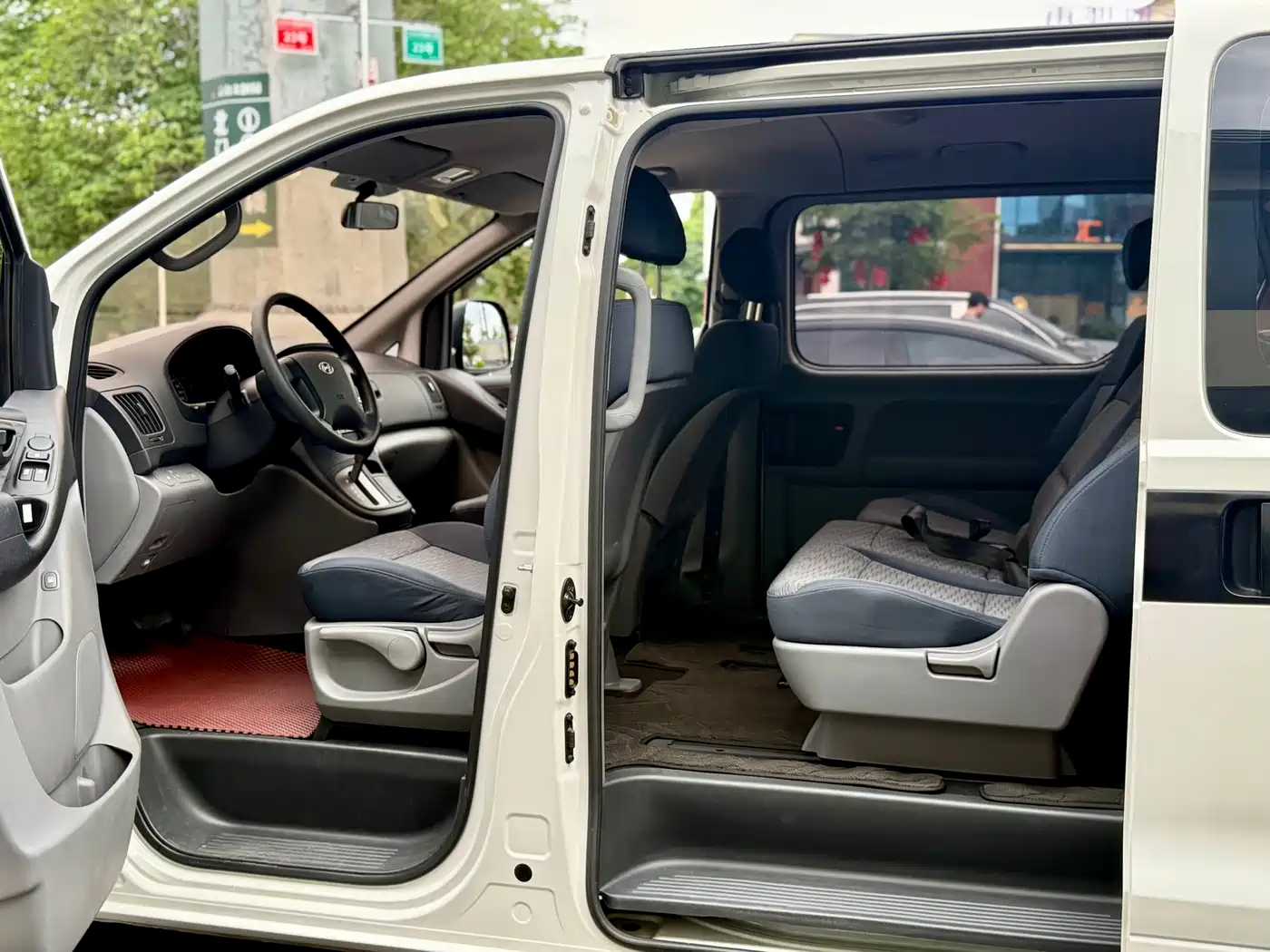 Hyundai H-1 Grand Starex 2011 2.4L Comfort Edition фото 8