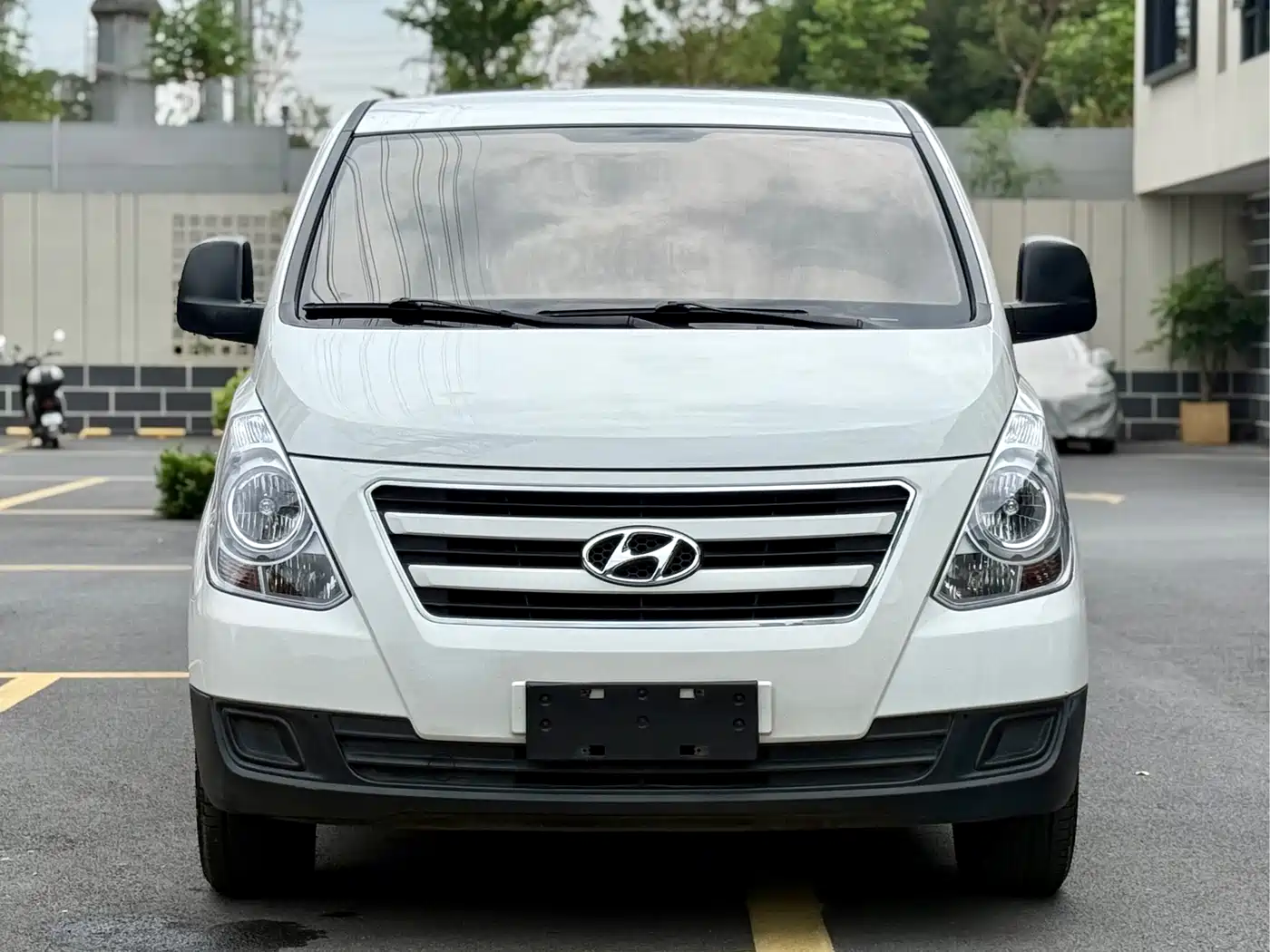 Hyundai H-1 Grand Starex 2011 2.4L Comfort Edition фото 2
