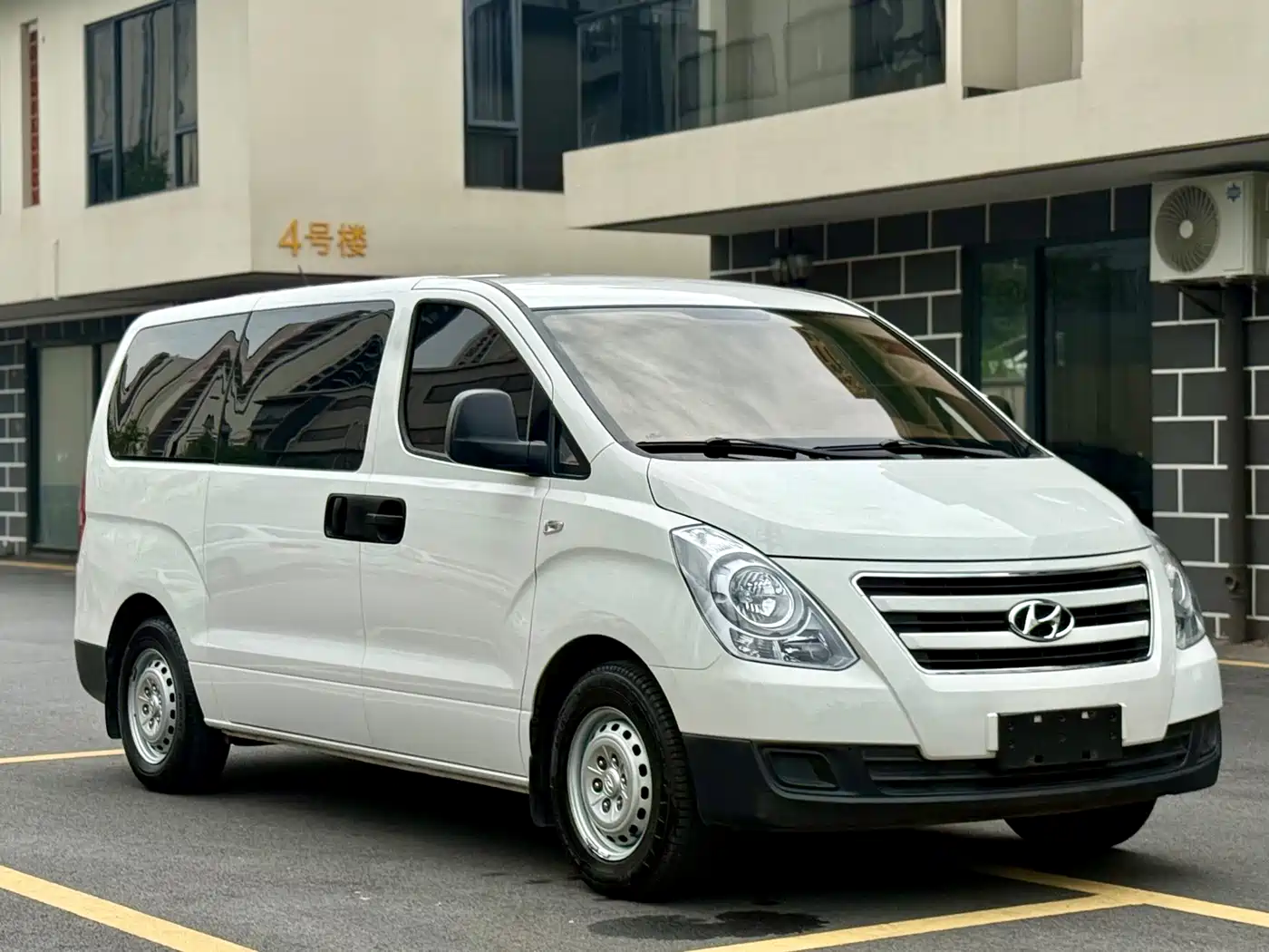 Hyundai H-1 Grand Starex 2011 2.4L Comfort Edition фото 3