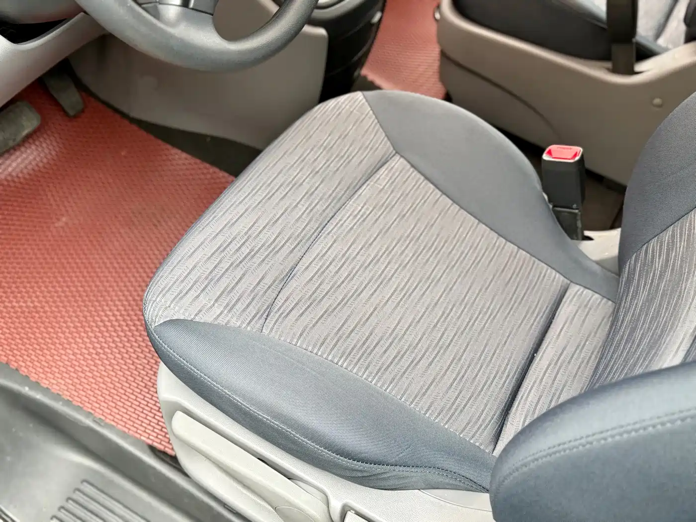 Hyundai H-1 Grand Starex 2011 2.4L Comfort Edition фото 10
