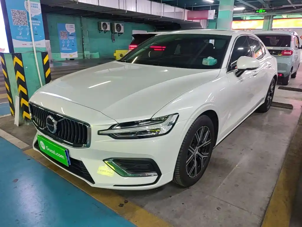 Volvo S60 2026 2025 B4 Smart Luxury Edition