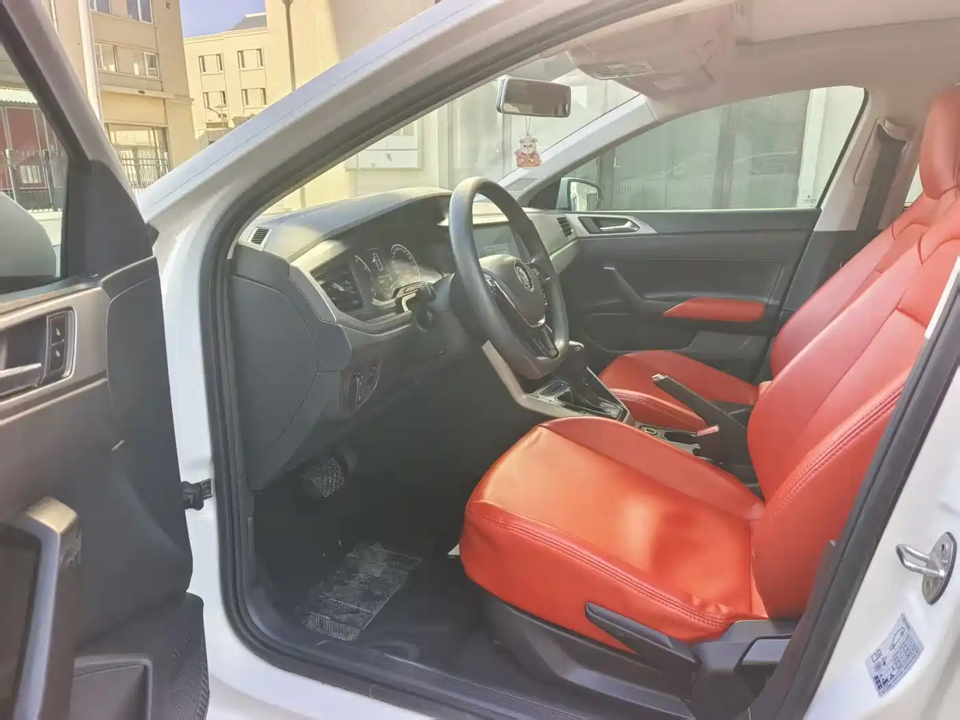 Volkswagen Polo 2019 Plus 1.5L Automatic Panorama Enjoyment Edition фото 6