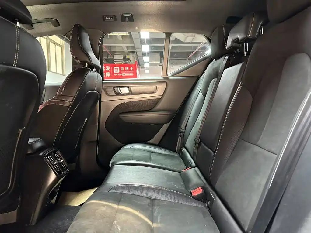 Фото 8 - Volvo XC40