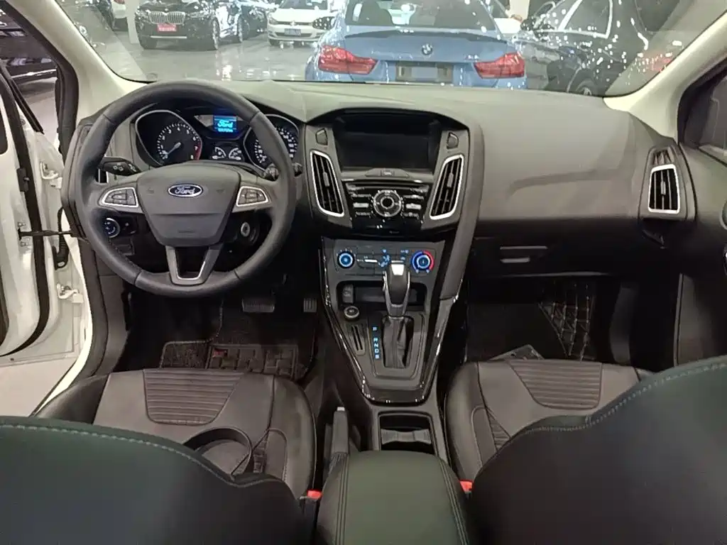 Фото 10 - Ford Focus