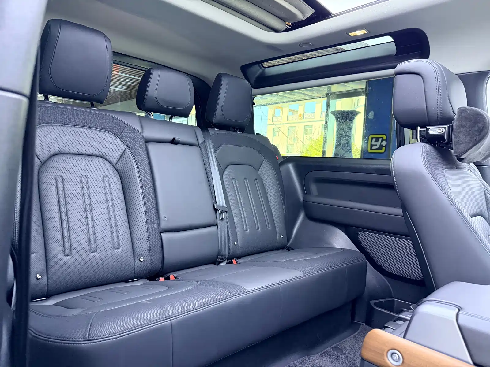 Photo 12 - Land Rover Defender