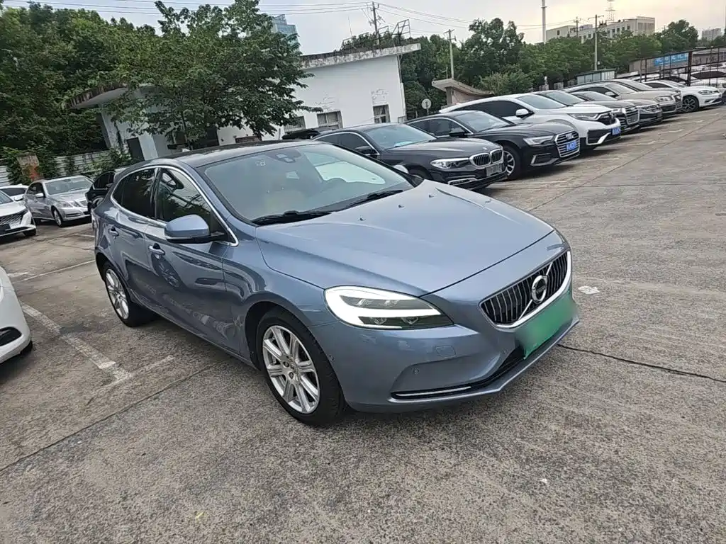 Фото 4 - Volvo V40