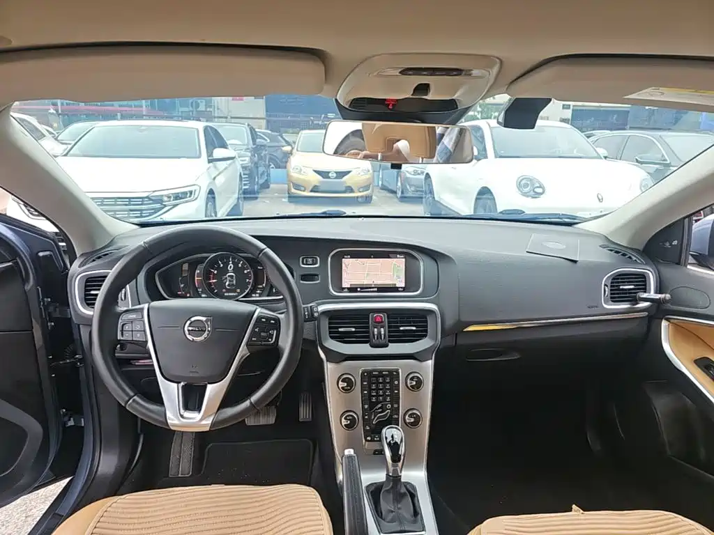 Фото 10 - Volvo V40
