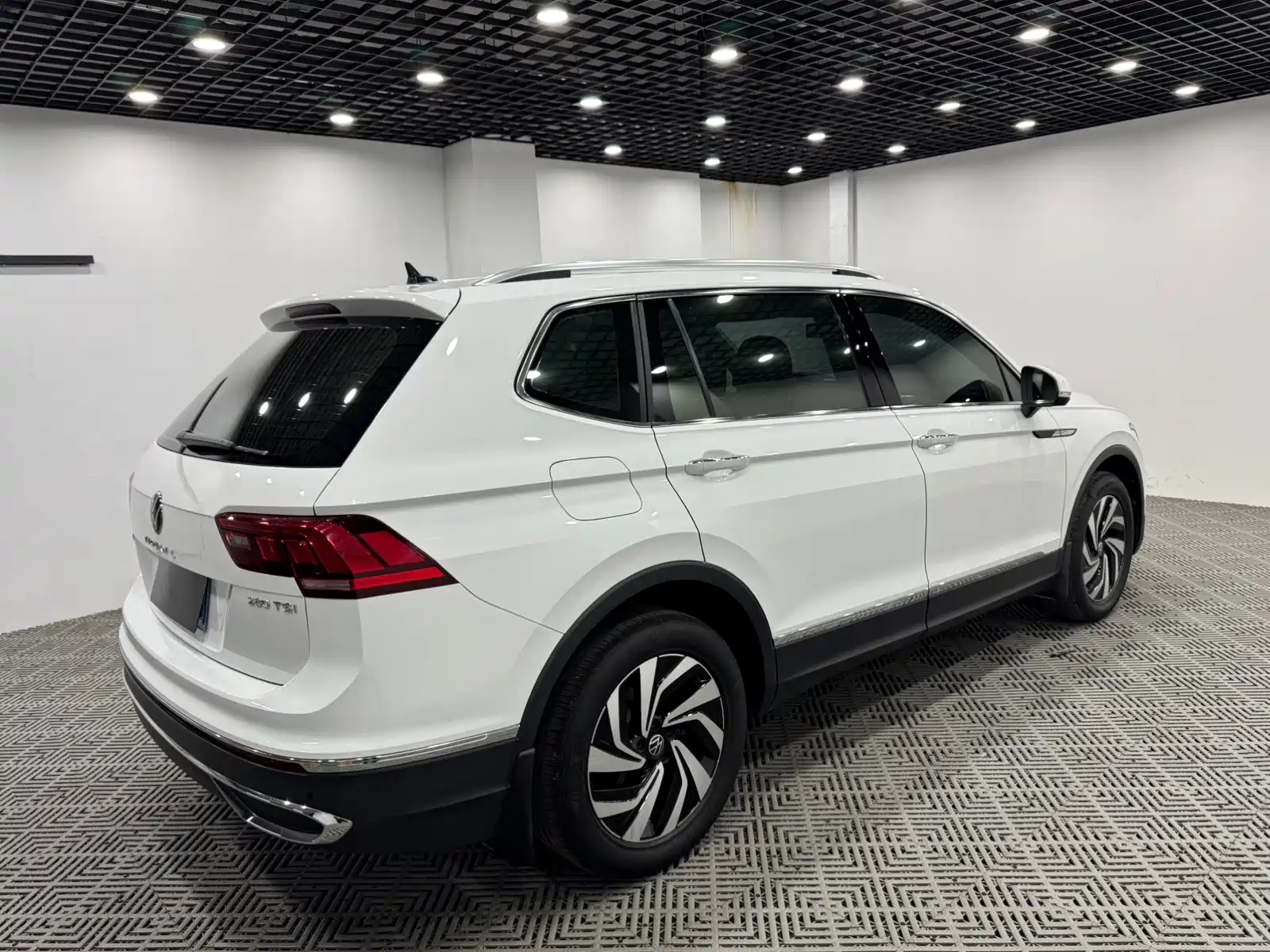 Photo 7 - Volkswagen Tiguan L