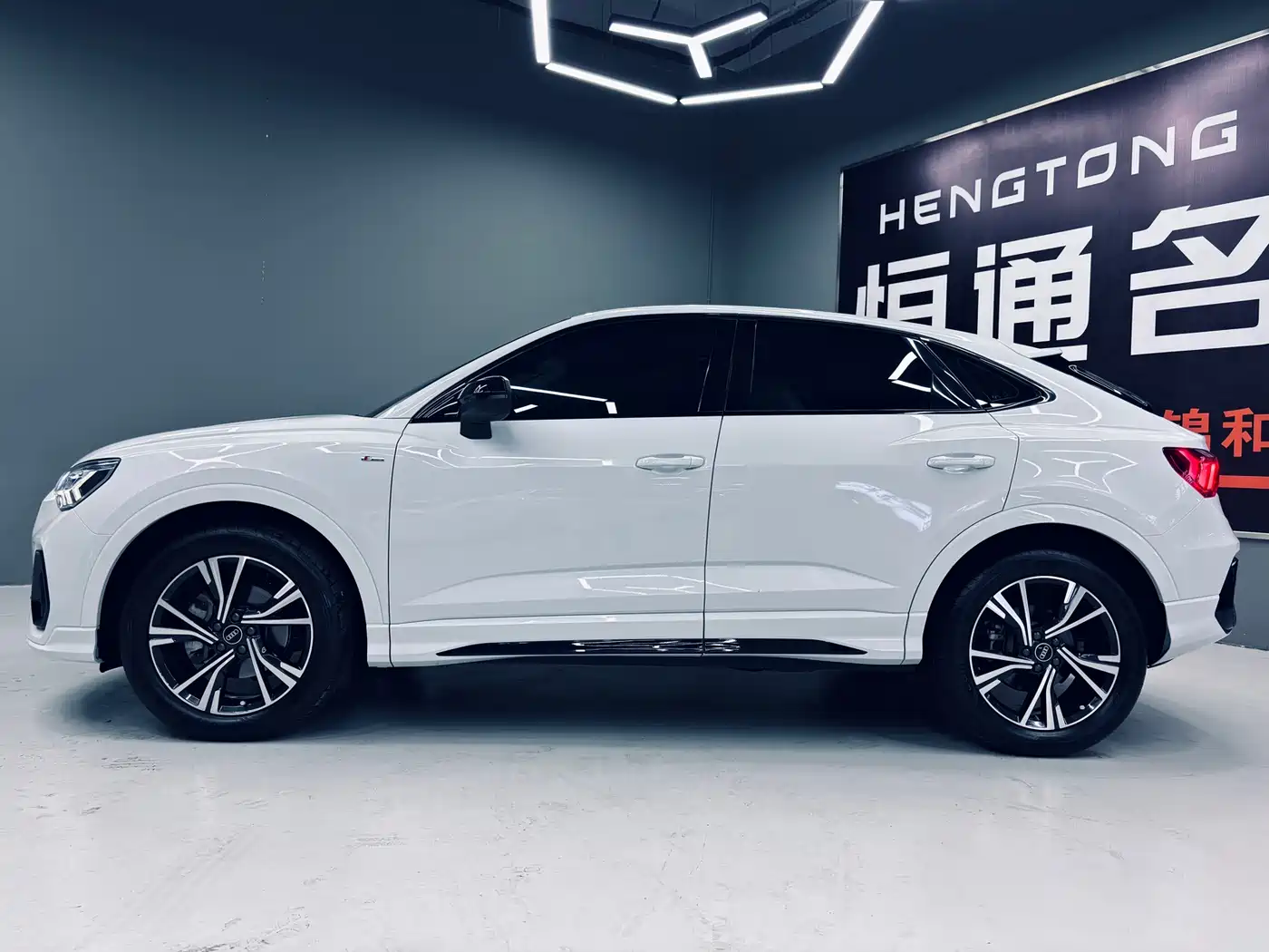 Audi Q3 Sportback 2023 Facelift 40 TFSI Fashion фото 2