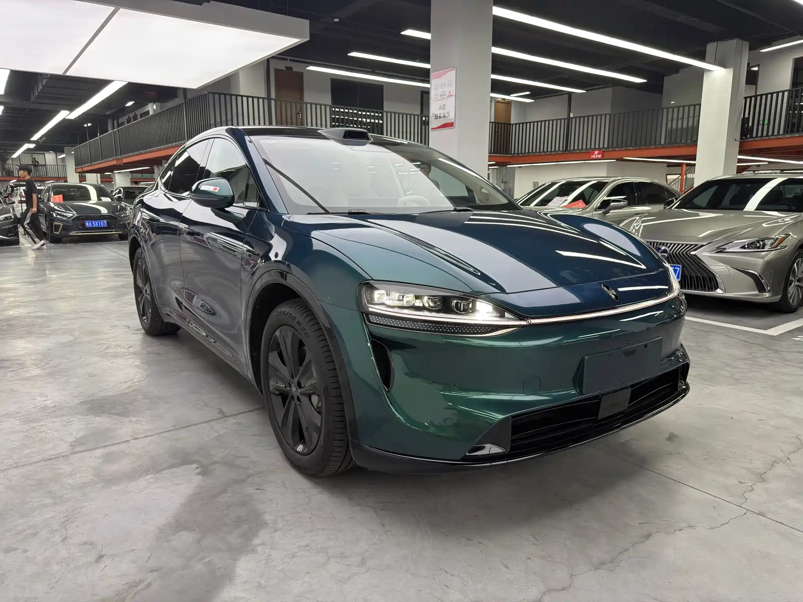 Photo 1 - Zhijie Luxeed R7