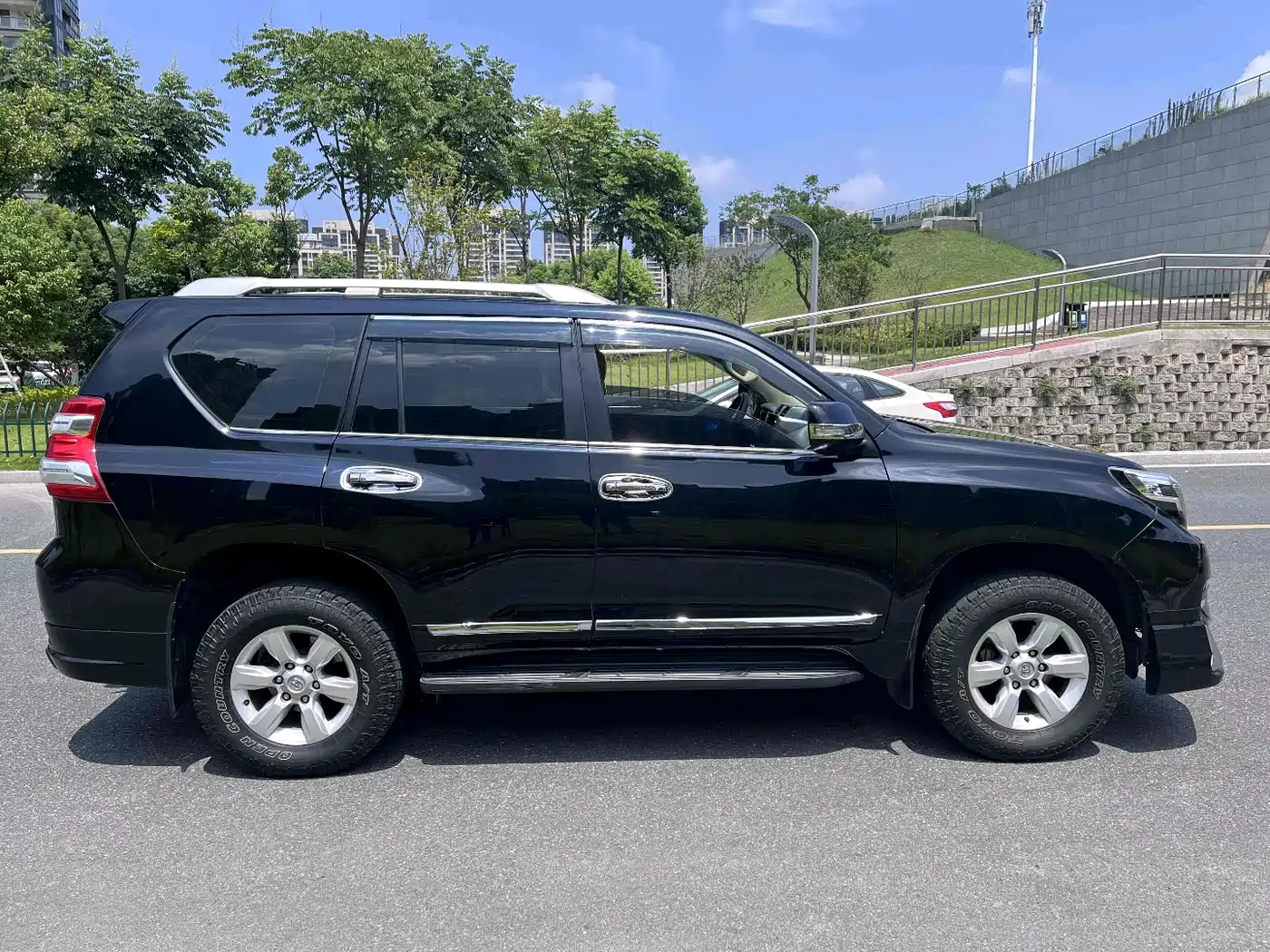 Toyota Prado (Import) 2014 2.7L Automatic Luxury фото 4