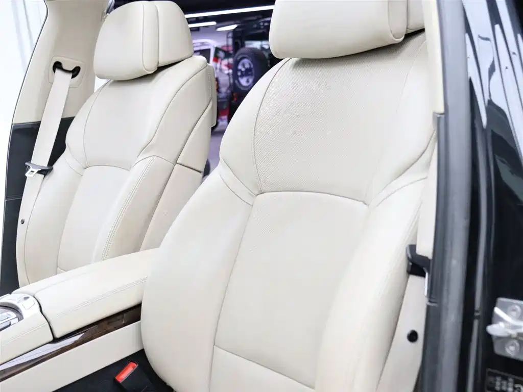 BMW 7 Series 2010 760Li фото 3