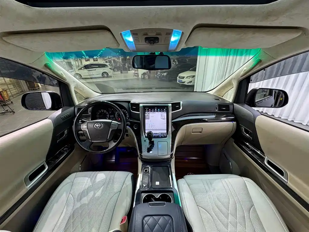 Toyota Alphard фото 6