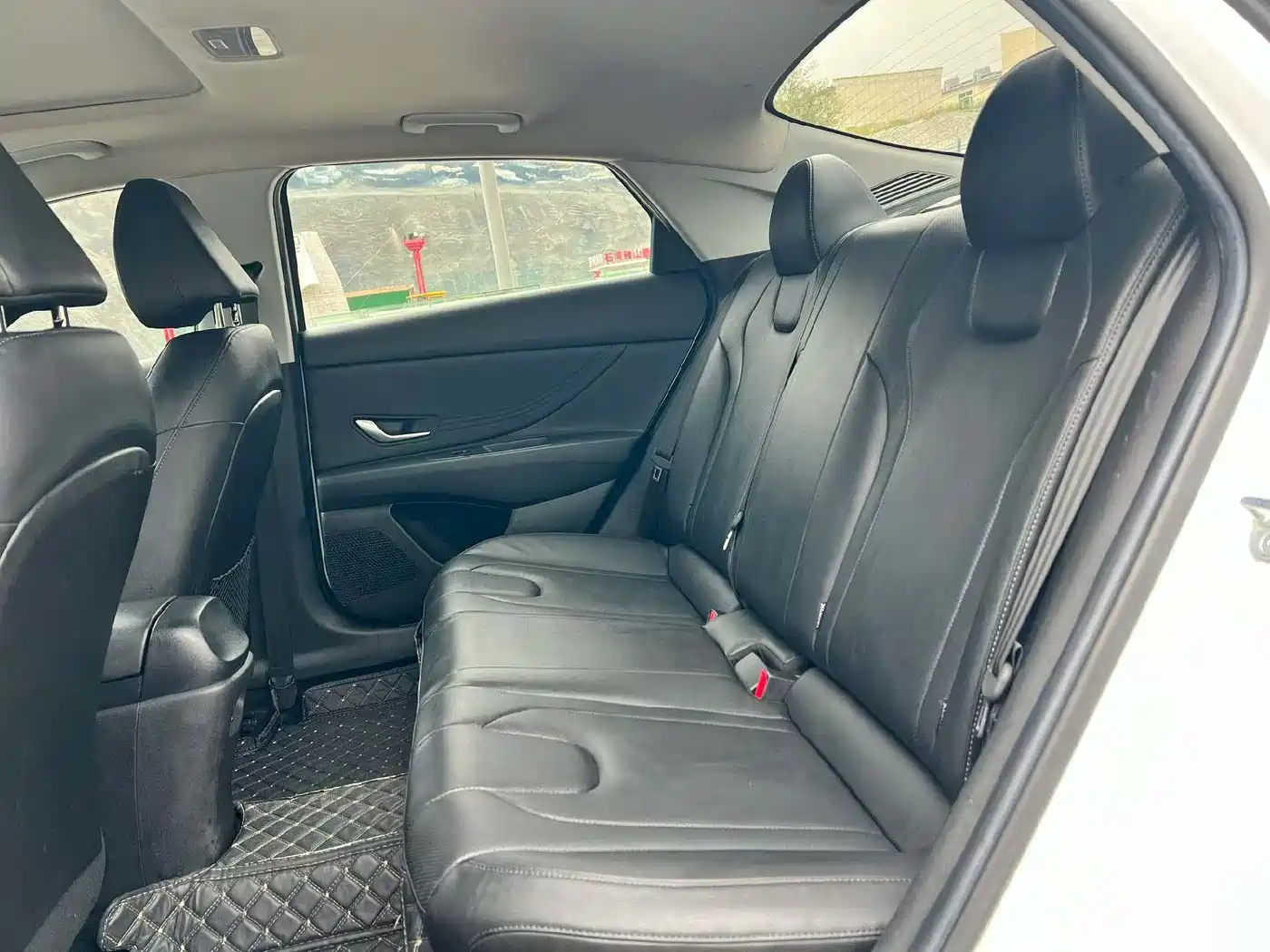 Hyundai Elantra 2021 1.5L CVT LUX Premium Edition фото 5