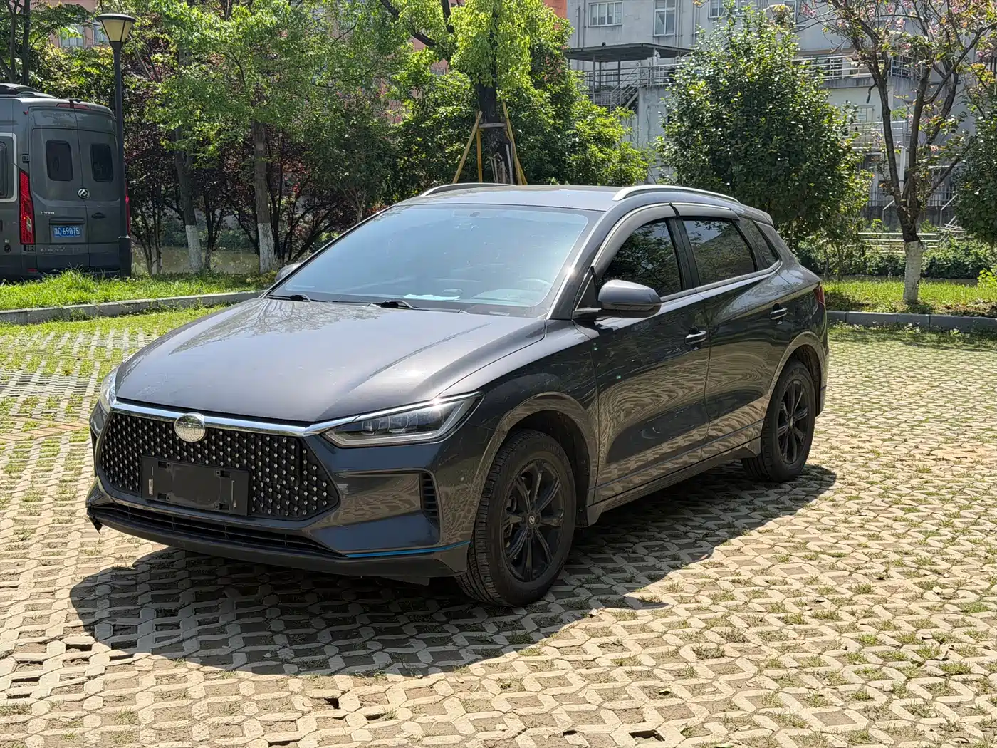 BYD E2