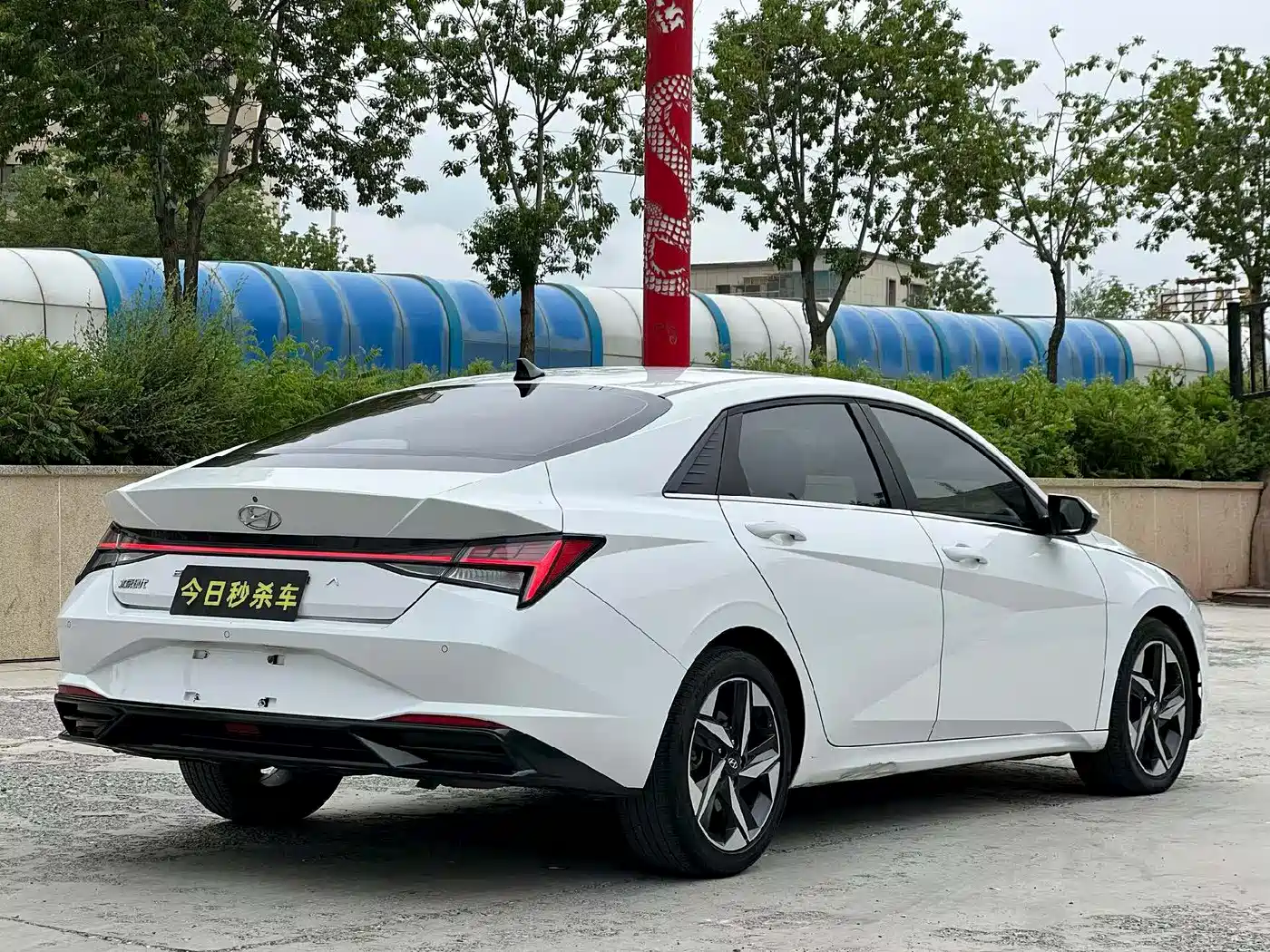 Hyundai Elantra 2021 1.5L CVT LUX Premium Edition фото 6