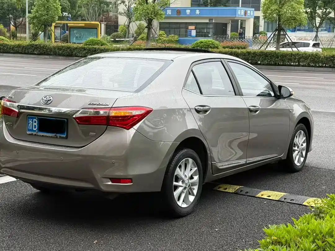 Toyota Corolla 2014 1.6L CVT GL-i Leather Edition фото 4