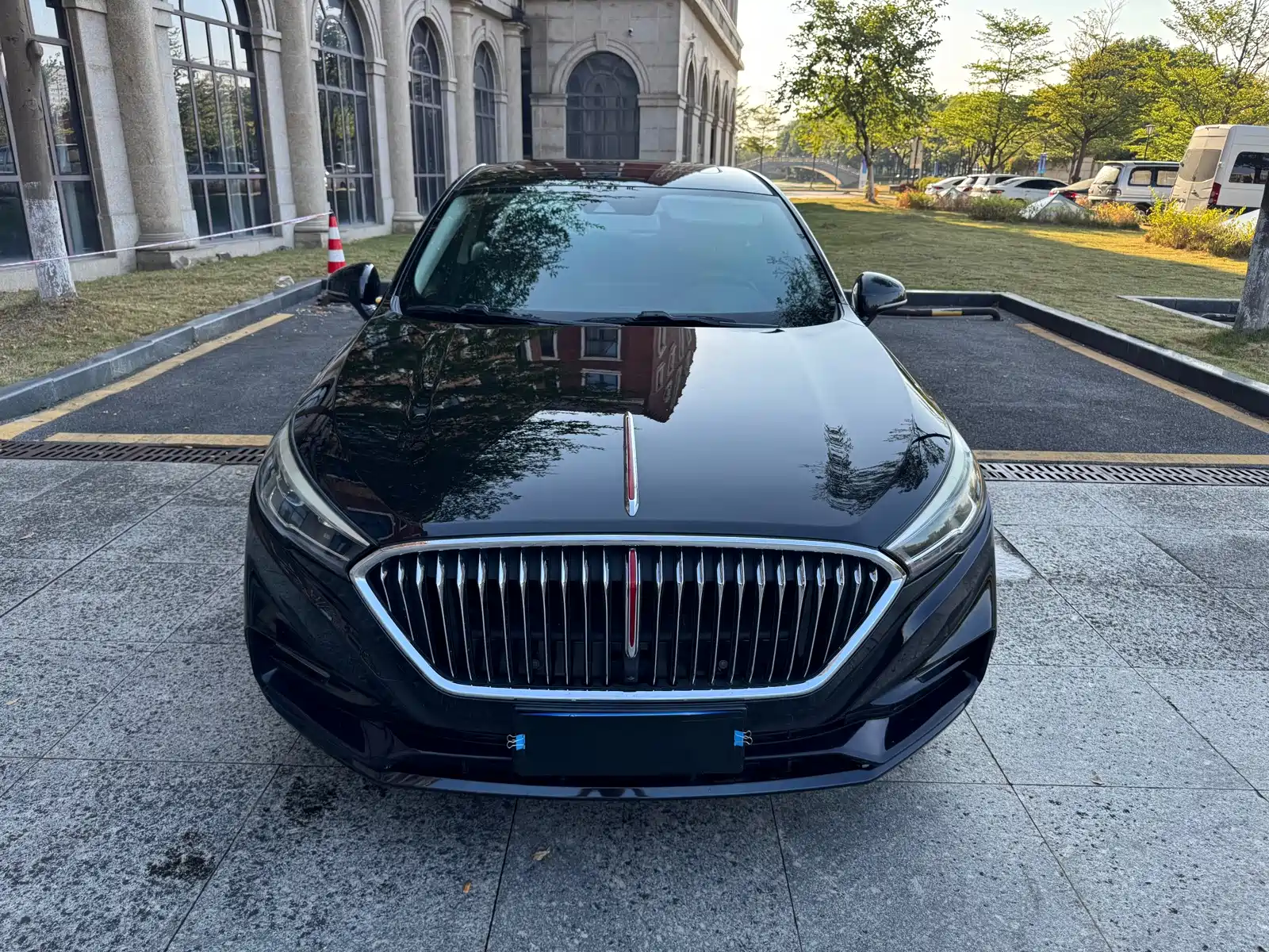 Фото 35 - Hongqi H5