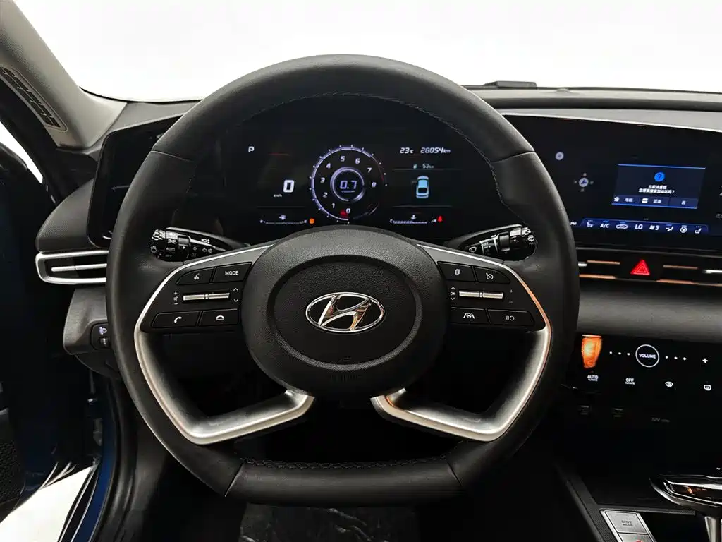 Hyundai Elantra 2021 1.5L CVT LUX Premium Edition фото 11