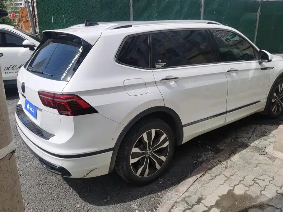 Volkswagen Tiguan L 2023 380TSI 4WD R-Line Premium 7-seater фото 3