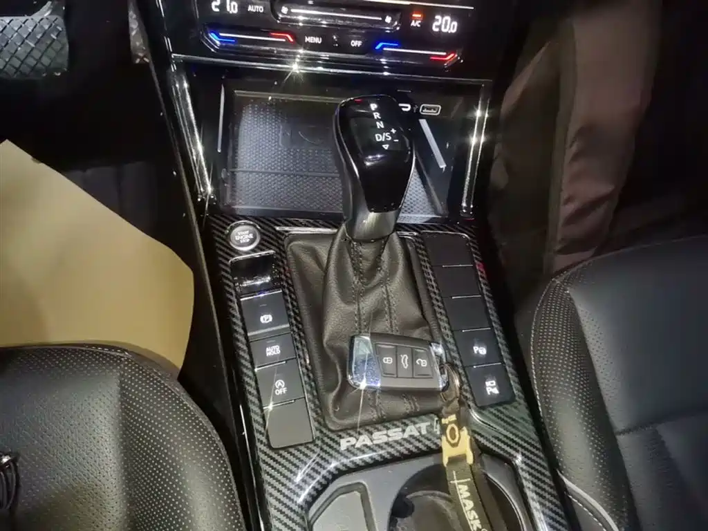 Volkswagen Passat 2023 330TSI Starlight Luxury Edition фото 14
