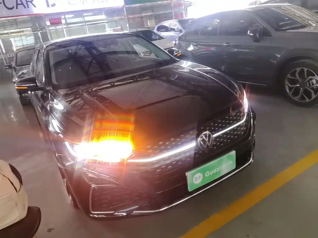 Volkswagen Passat 2023 330TSI Starlight Luxury Edition фото 4